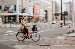 Frau auf Fahrrad