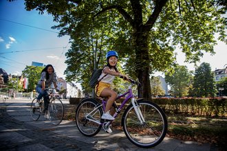 Frau auf Fahrrad